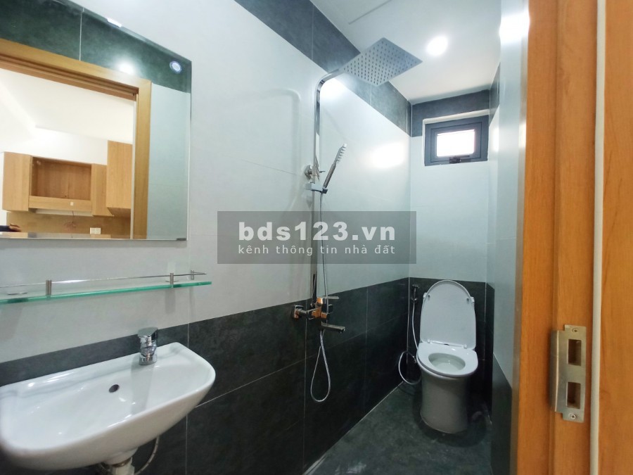 Bán nhà mới xây, ngay trung tâm thành phố, đầy đủ nội thất, dân cư thân thiện