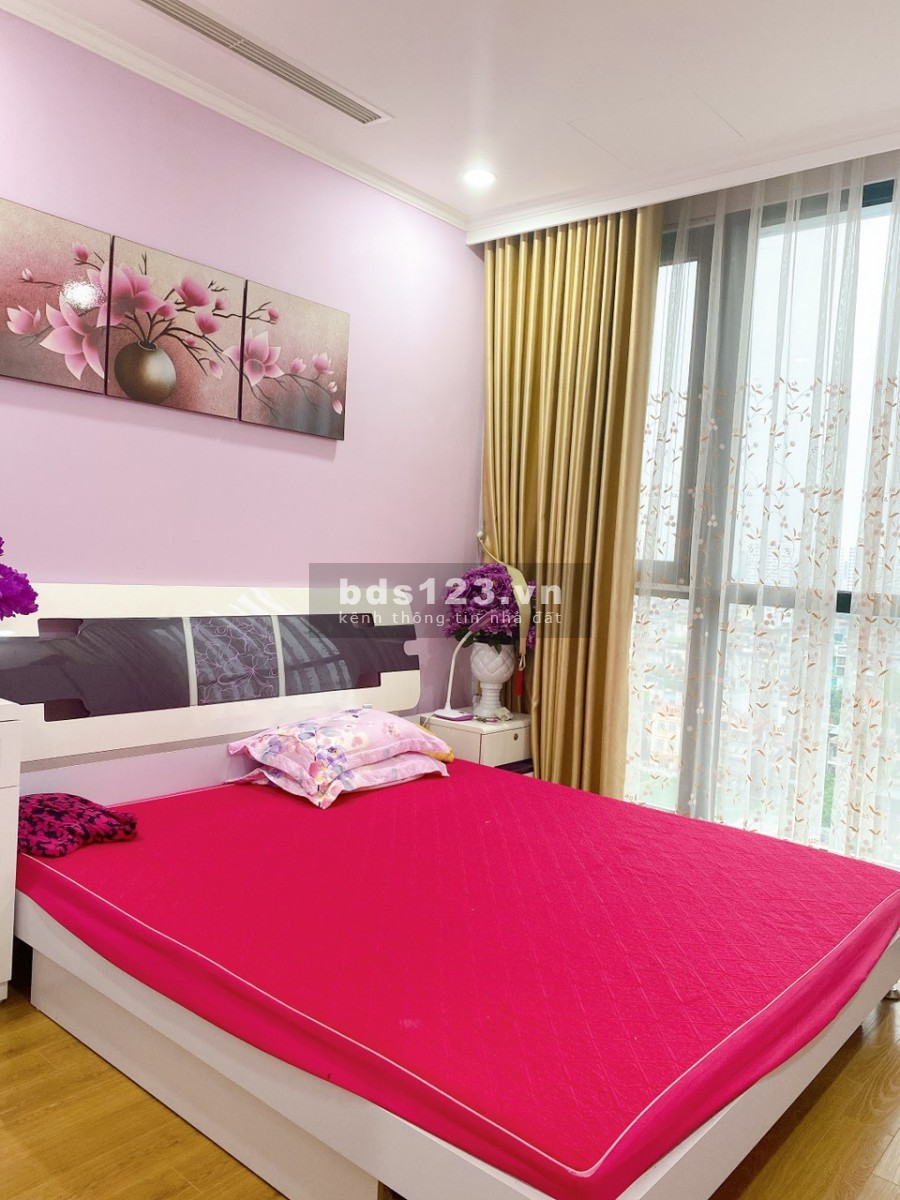 Gấp! Bán gấp căn hộ 72m2 tòa R6 tại Royal City, giá bán 3.55 tỷ-Lh 0343.951.063