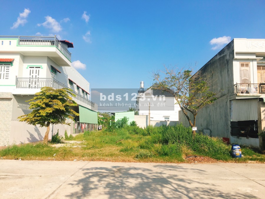 Mua nhà cưới vợ cho con trai trên thành phố, bán gấp mấy sào đất quê giá rẻ tại Chợ BP