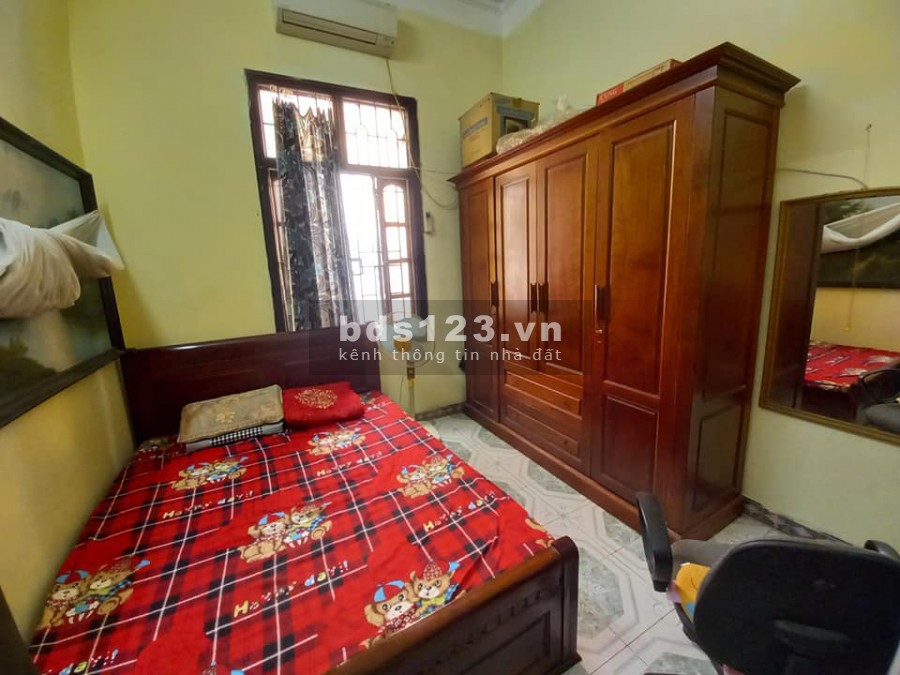 Bán nhà Hoàng Quốc Việt, dt 43m2, 3 tầng, mt 6,8m, giá bán 3,65 tỷ, 3 mặt thoáng