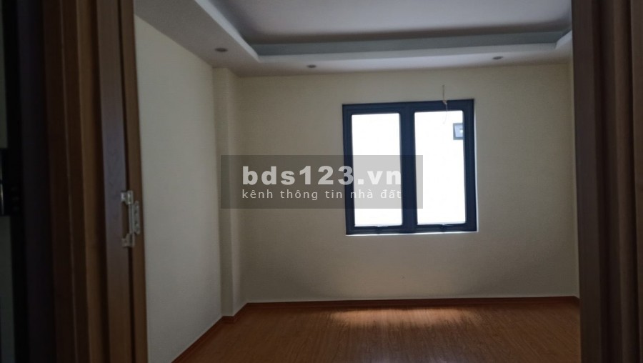 Bán nhà 4 tầng Bát Khối diện tích sử dụng 30m2 giá 2 tỷ mt 4m, vài bước ra ô tô, lhcc