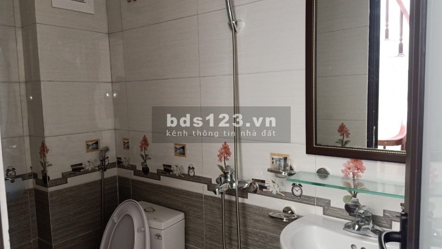 Bán nhà 4 tầng Bát Khối diện tích sử dụng 30m2 giá 2 tỷ mt 4m, vài bước ra ô tô, lhcc