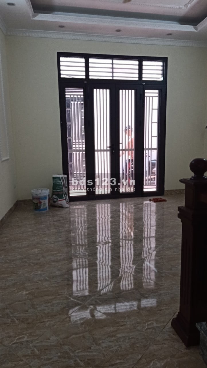 Bán nhà 4 tầng Bát Khối diện tích sử dụng 30m2 giá 2 tỷ mt 4m, vài bước ra ô tô, lhcc