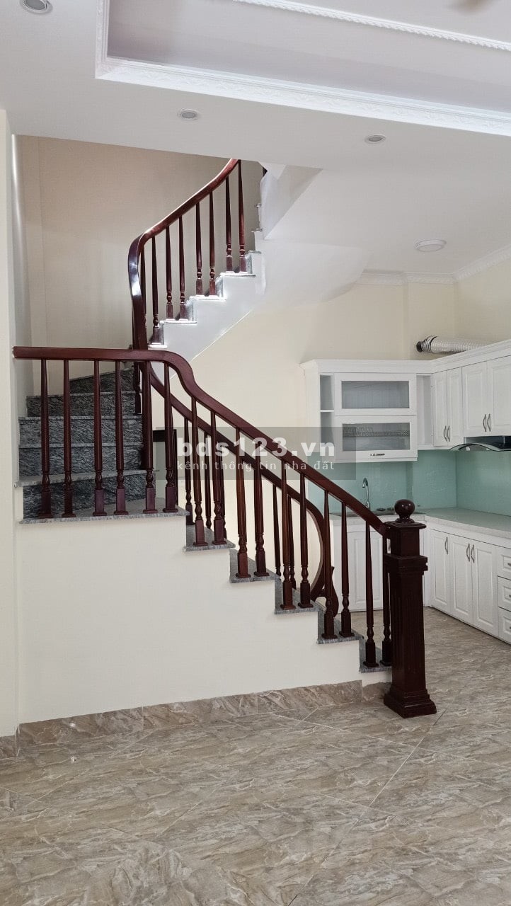 Bán nhà 4 tầng Bát Khối diện tích sử dụng 30m2 giá 2 tỷ mt 4m, vài bước ra ô tô, lhcc
