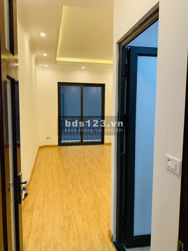 Bán gấp nhà Bát Khối, Thạch Bàn, nhà đẹp ở luôn, dt 32m2, 5 tầng, giá nhỉnh 2 tỷ