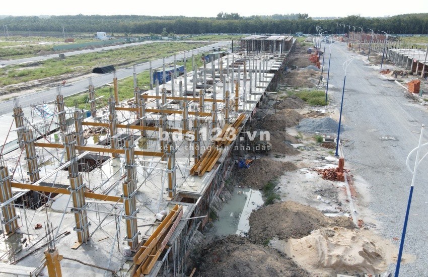 Chủ cần tiền về quê nên sang lại đất nền cách QL13 100m, quy hoạch 1/500, sổ hồng từng nền