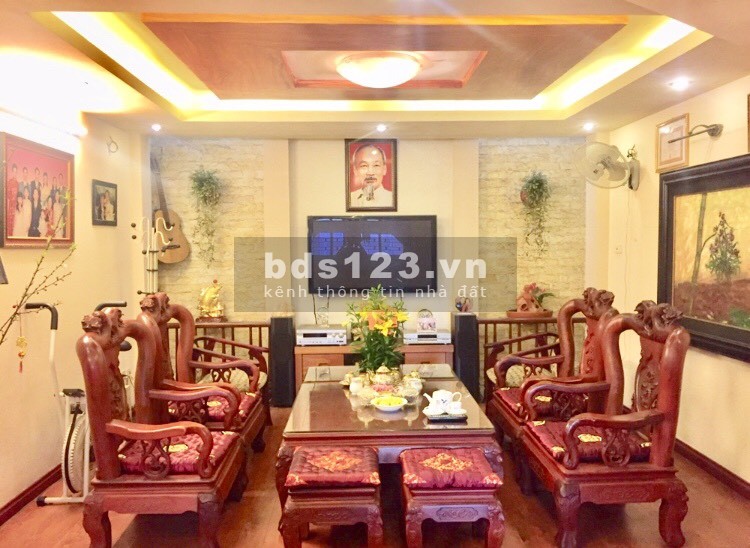 Bán nhà đường Cầu Giấy, 3 bước ra hồ, vị trí đẹp, diện tích 50m2, giá 4 tỷ