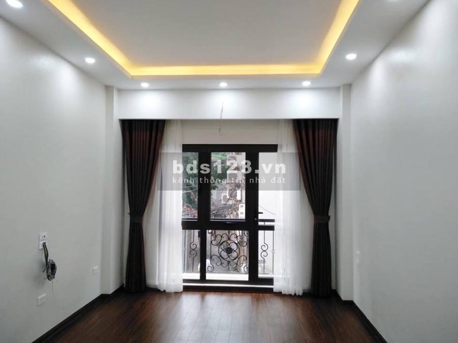 Giảm sốc còn 4,35 tỷ bán nhà đẹp Phố Bồ Đề, Long Biên tặng nội thất view Hồ, lhcc
