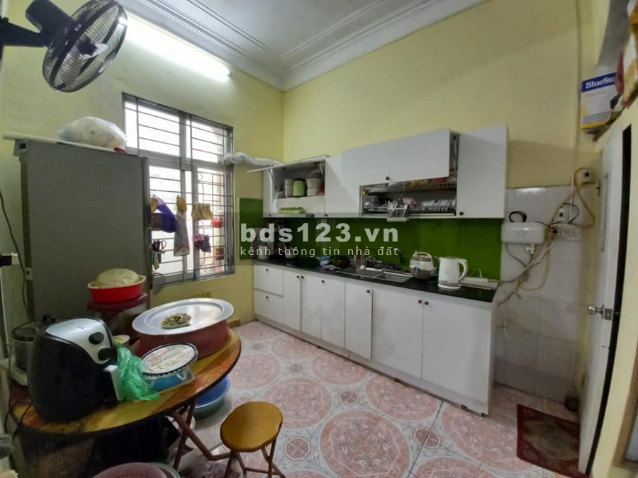 Bán nhà Hoàng Quốc Việt, dt 43m2, 3 tầng, mt 6,8m, giá bán 3,65 tỷ, 3 mặt thoáng
