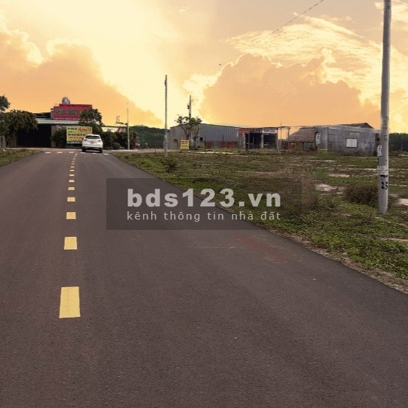 Tôi có đầu tư 1 cặp liền kề 550m2 nằm ngay cổng ra Khu CN Becamex giá 2tr/m2