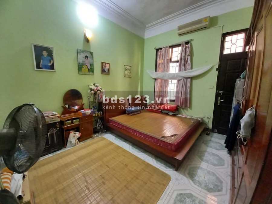 Bán nhà Hoàng Quốc Việt, dt 43m2, 3 tầng, mt 6,8m, giá bán 3,65 tỷ, 3 mặt thoáng