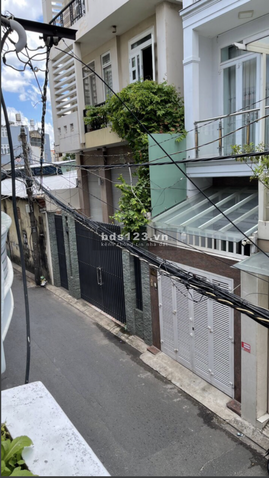 Cần bán nhà tại Quận Tân Bình đường Lạc Long Quân, gần nhà thờ, trường học cửa hàng