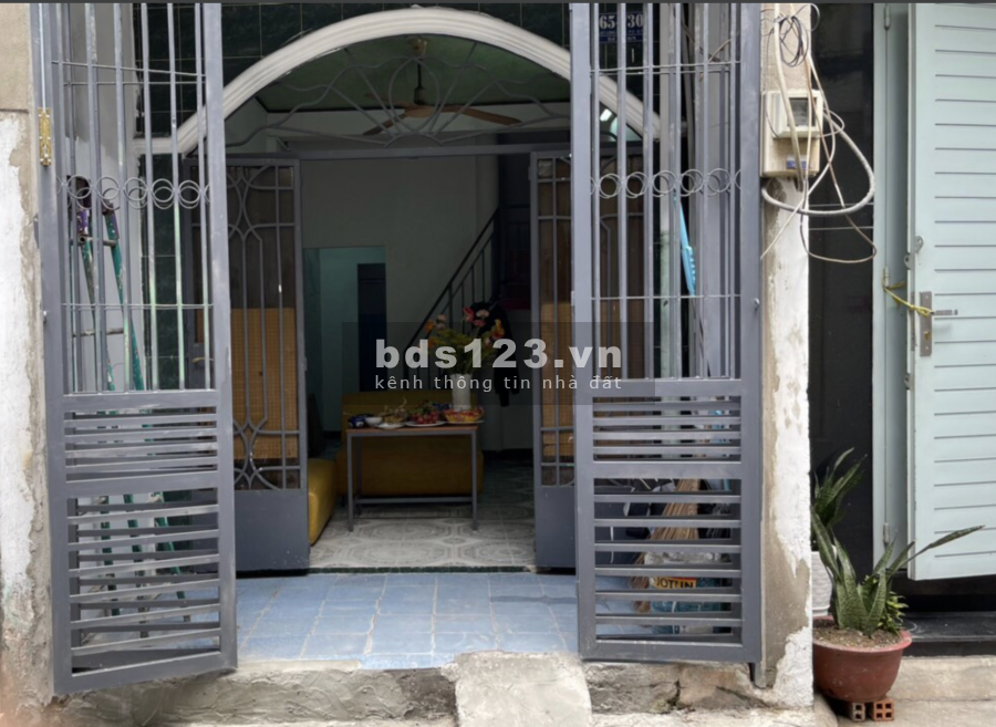 Cần bán nhà tại Quận Tân Bình đường Lạc Long Quân, gần nhà thờ, trường học cửa hàng