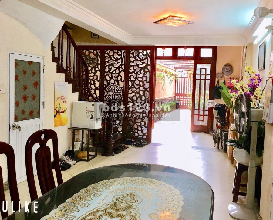 Bán nhà đường Cầu Giấy, 3 bước ra hồ, vị trí đẹp, diện tích 50m2, giá 4 tỷ