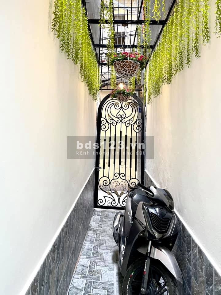 Bán nhà Tôn Thất Tùng đẹp như Villa dt 34m2, 4 tầng, giá 2.98 tỷ, nở hậu, lh 0922346363