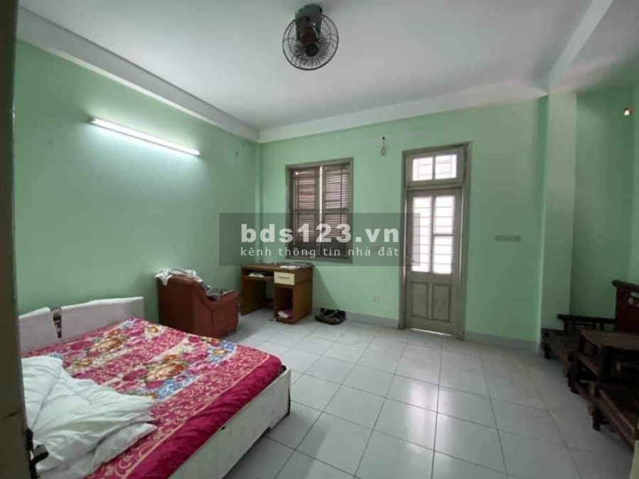 Phố Láng Hạ, Lô Góc Gara Ô TÔ, Bán Nhà DT: 70m x 4T, MT: 5M. Giá: 7.8 tỷ