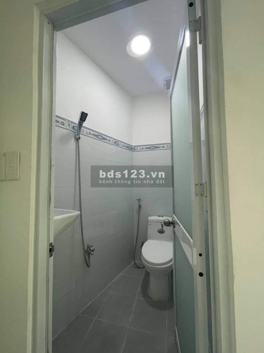 Bán nhà nguyên căn Nguyên Hồng, Quận Gò Vấp, dt 18m2, nở hậu 5.2m, giá chỉ 2.5 tỷ