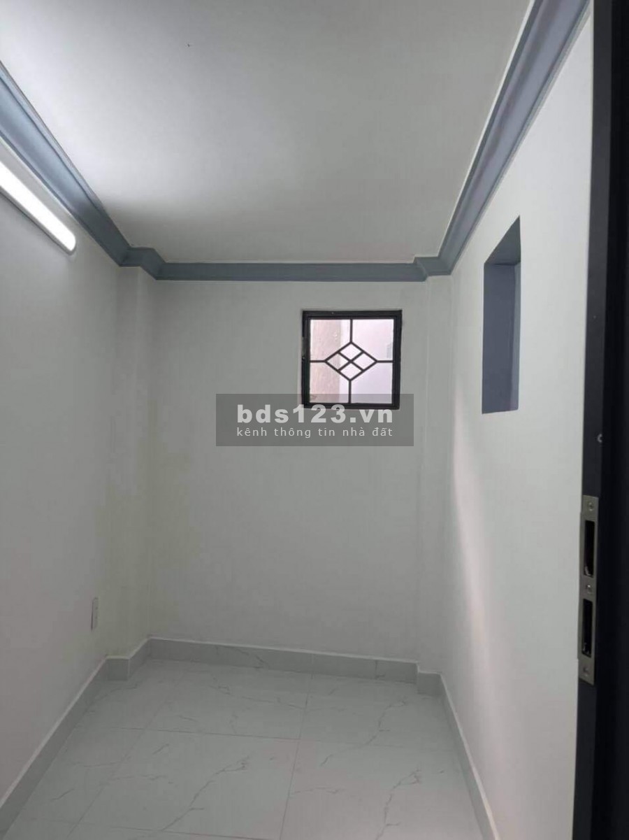 Bán nhà nguyên căn Nguyên Hồng, Quận Gò Vấp, dt 18m2, nở hậu 5.2m, giá chỉ 2.5 tỷ