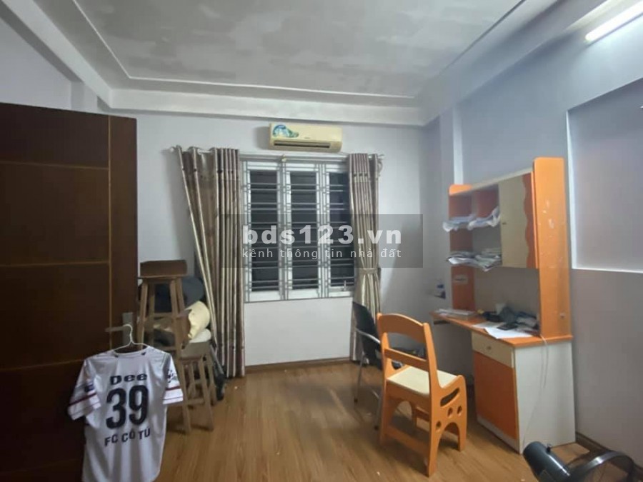 Bán nhà cạnh Công an phường Thanh Trì, 30m2 x 5T, 10m ra đường ô tô tránh, 2.4 tỷ.