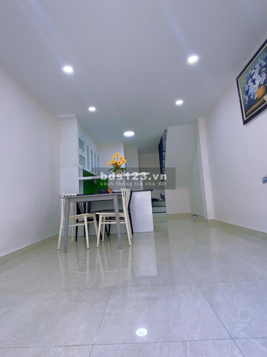 Nhà mới xây, xe hơi đỗ cửa. Đối diện UB Quận Tân Phú, giá bán 4,2 tỷ