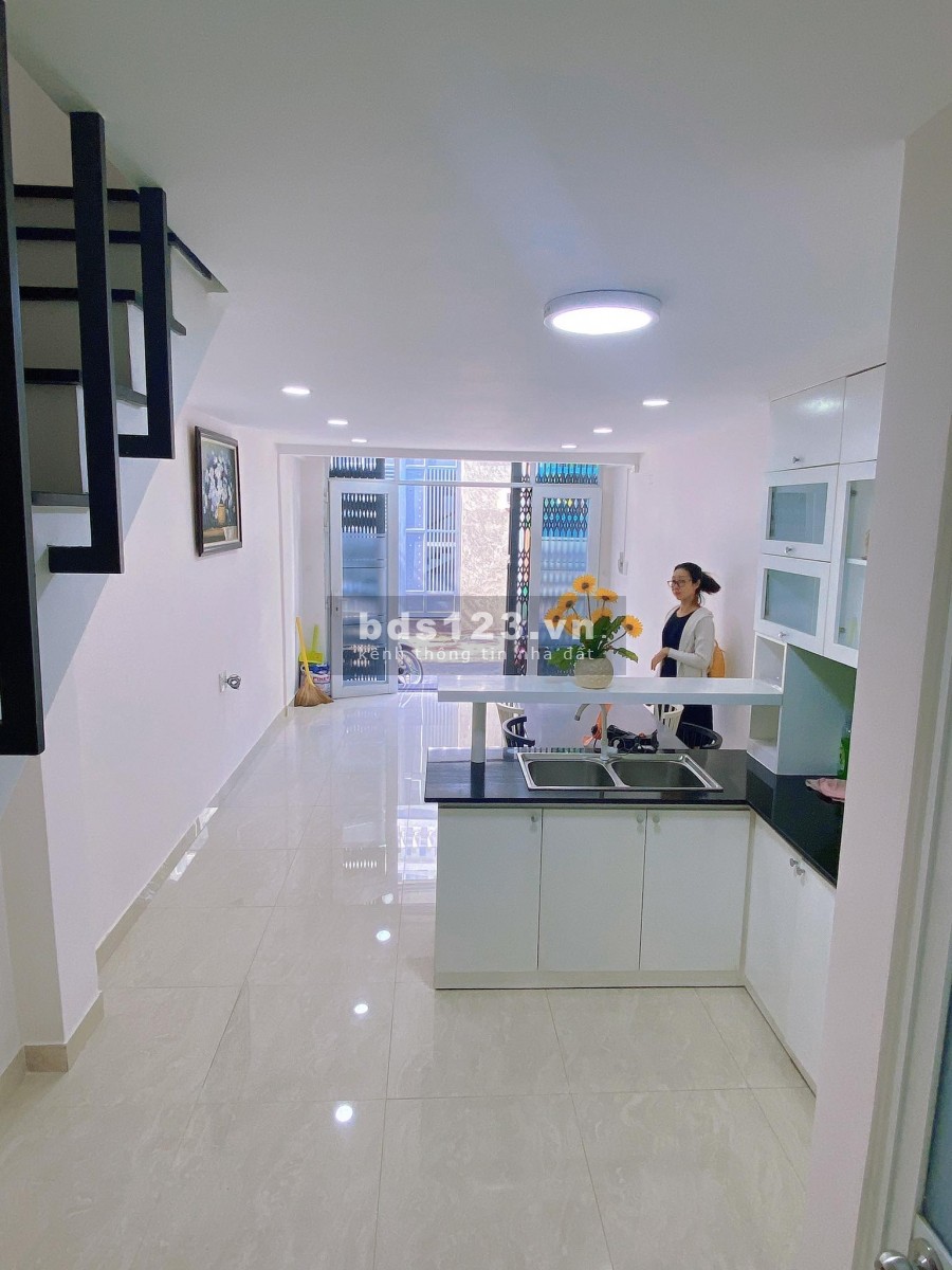 Nhà mới xây, xe hơi đỗ cửa. Đối diện UB Quận Tân Phú, giá bán 4,2 tỷ