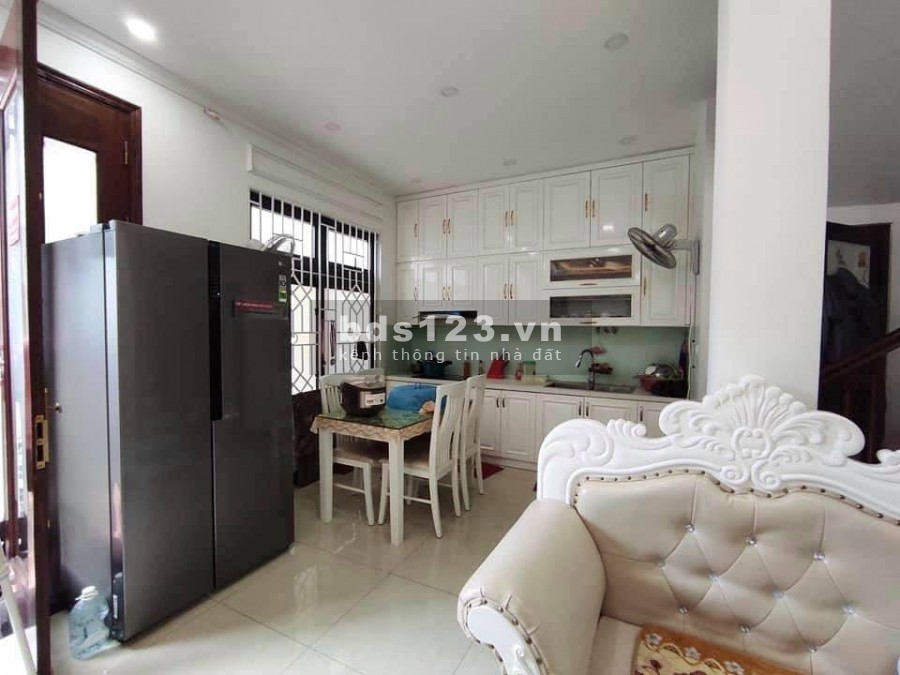 Bán nhà tại trung tâm phố Hoa Lâm diện tích sử dụng 40m2, 4 tầng giá 3.95 tỷ.