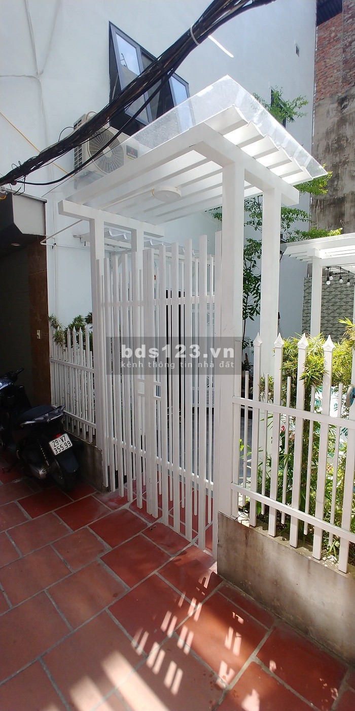 Bán nhà nguyên căn rộng 70m2, 3 tầng, sân vườn đầy đủ, giá bán 6.8 tỷ