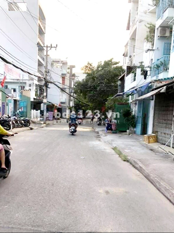 Bán nhà Tân Phú, hẻm xe hơi 50m, 3 tầng đúc, sát mặt tiền, giá chỉ 5.3 tỷ, lhcc