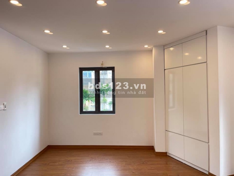 Nhỉnh 3 tỷ nhà siêu đẹp mới kinh koong Quận Long Biên ngõ thông, 5 tầng đúc
