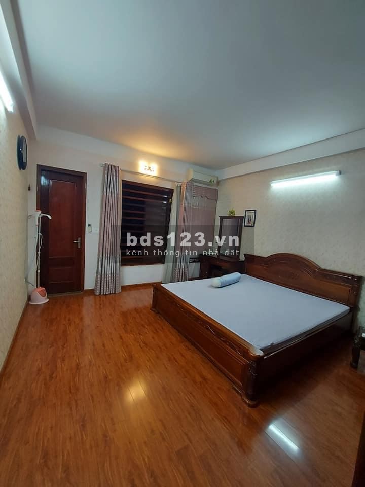 Bán đất có sẵn nhà cấp 4 phố Thái Hà ô tô tránh, hai mặt thoáng diện tích 50m2