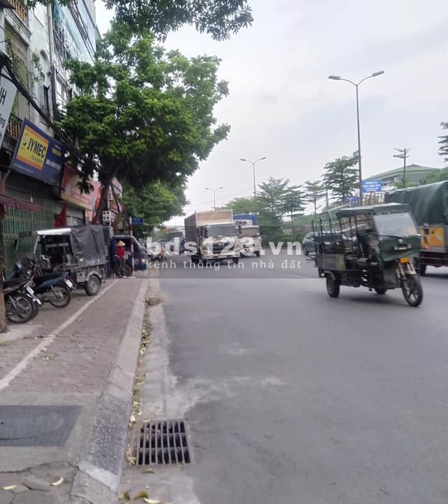 Nhà mặt phố Nguyễn Văn Linh, Long Biên, MT-4m, nhà mới 4 tầng, giá 2.7 tỷ