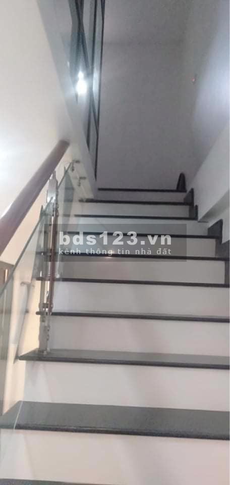 Nhà mặt phố Nguyễn Văn Linh, Long Biên, MT-4m, nhà mới 4 tầng, giá 2.7 tỷ