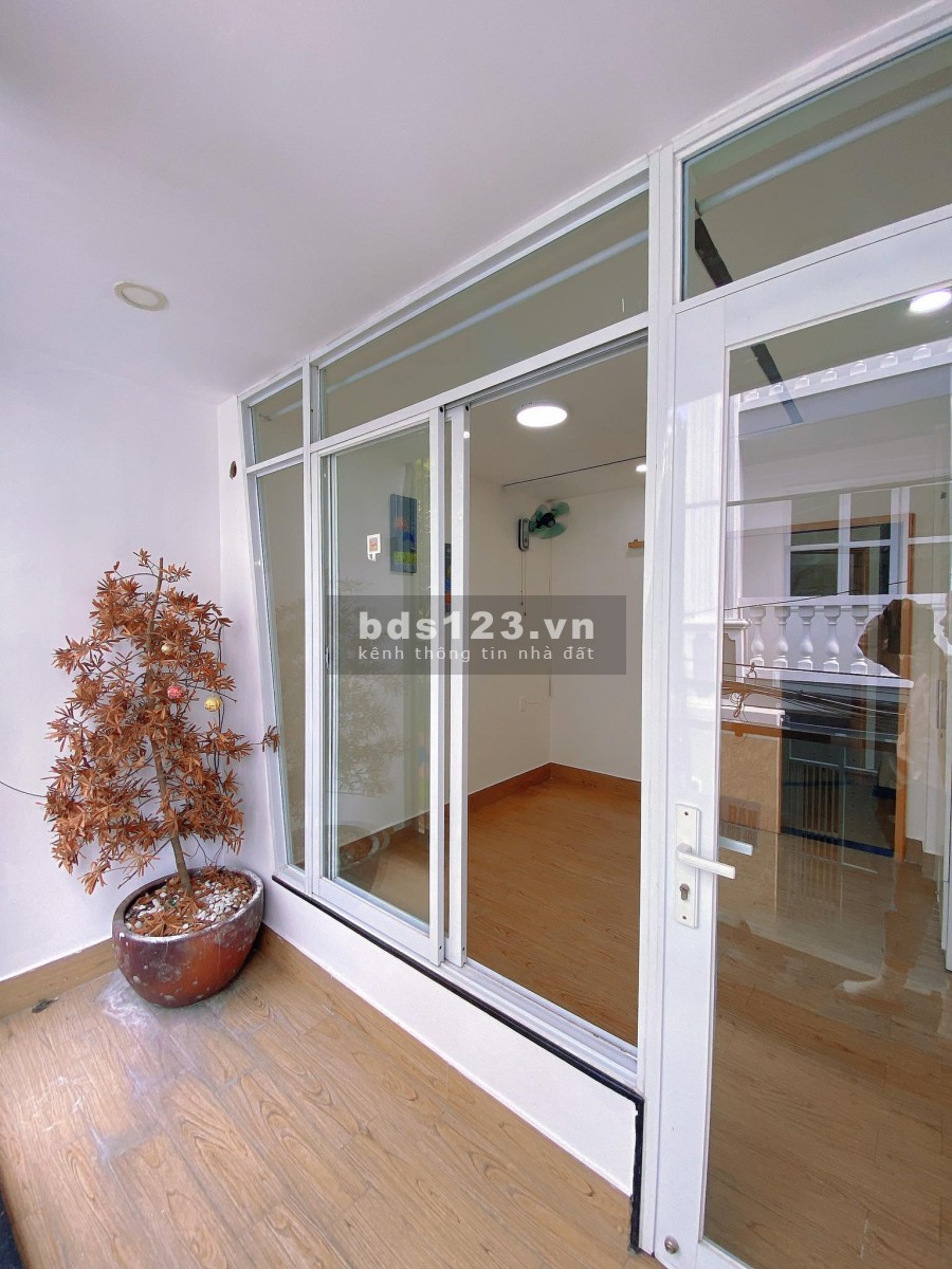 Nhà mới xây, xe hơi đỗ cửa. Đối diện UB Quận Tân Phú, giá bán 4,2 tỷ