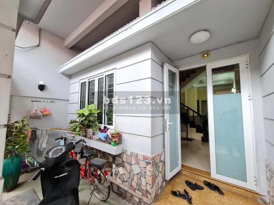 Bán nhà Hoàng Hoa Thám, dt 70m2, 3 tầng đúc, mt 5.3m, giá 6.3 tỷ, lh 092 234 6363