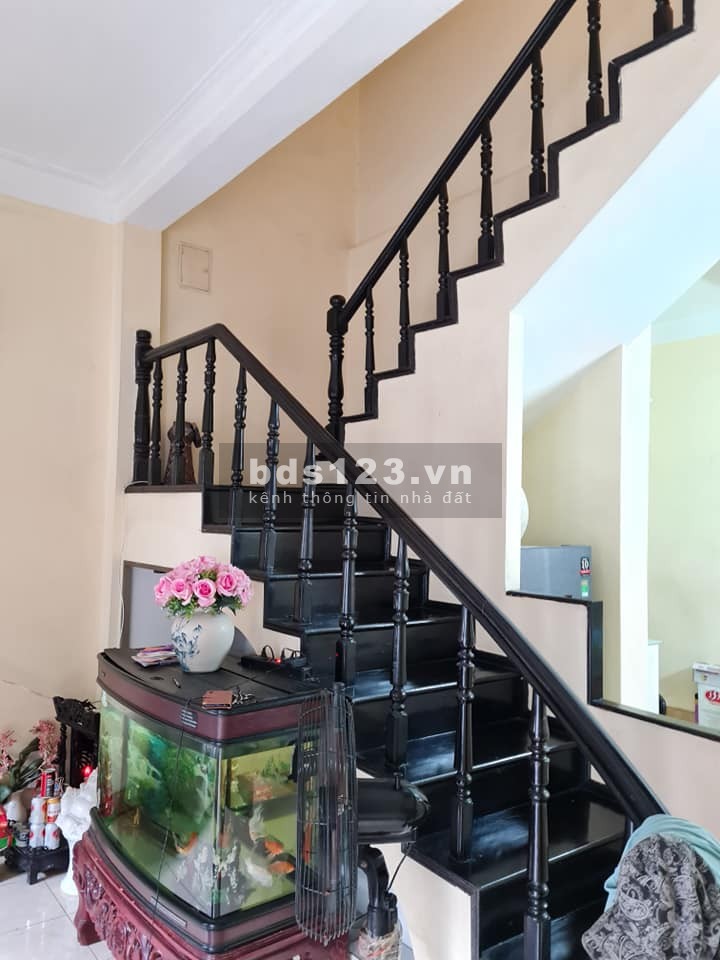 Bán nhà Hoàng Hoa Thám, dt 70m2, 3 tầng đúc, mt 5.3m, giá 6.3 tỷ, lh 092 234 6363