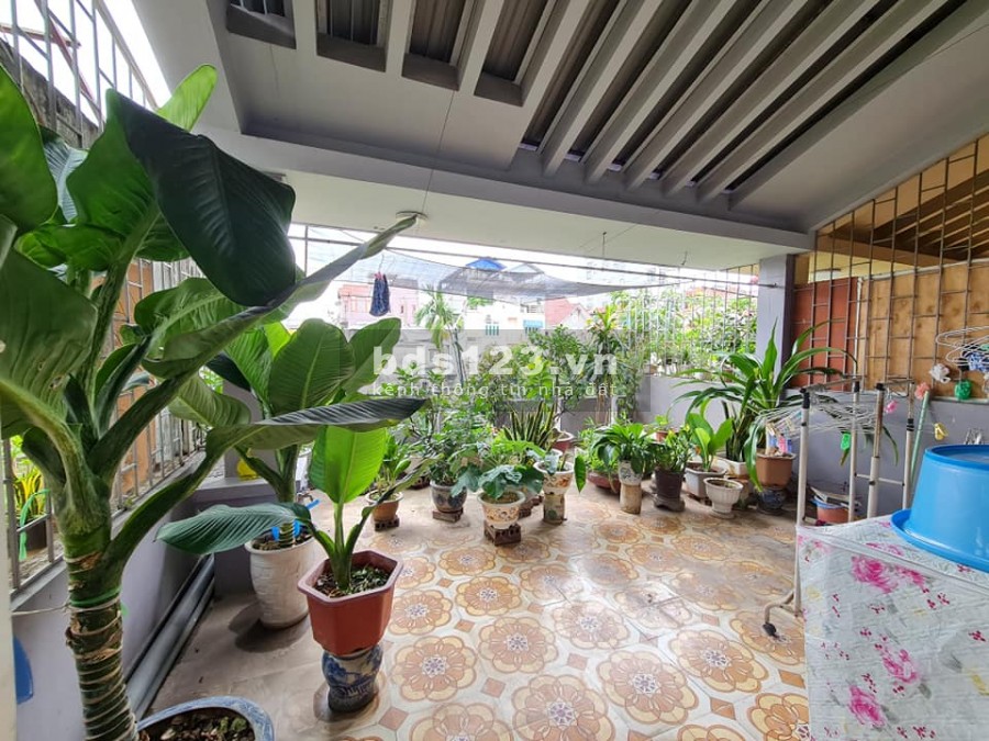 Bán nhà Hoàng Hoa Thám, dt 70m2, 3 tầng đúc, mt 5.3m, giá 6.3 tỷ, lh 092 234 6363