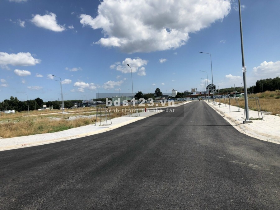 Cần bán lô đất mặt tiền đường lớn kinh doanh giá 1.3 tỷ, diện tích 100m2, đường ĐT 741