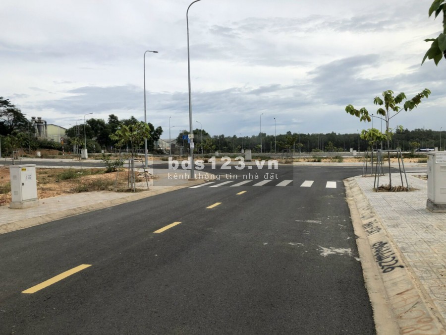 Cần bán lô đất mặt tiền đường lớn kinh doanh giá 1.3 tỷ, diện tích 100m2, đường ĐT 741