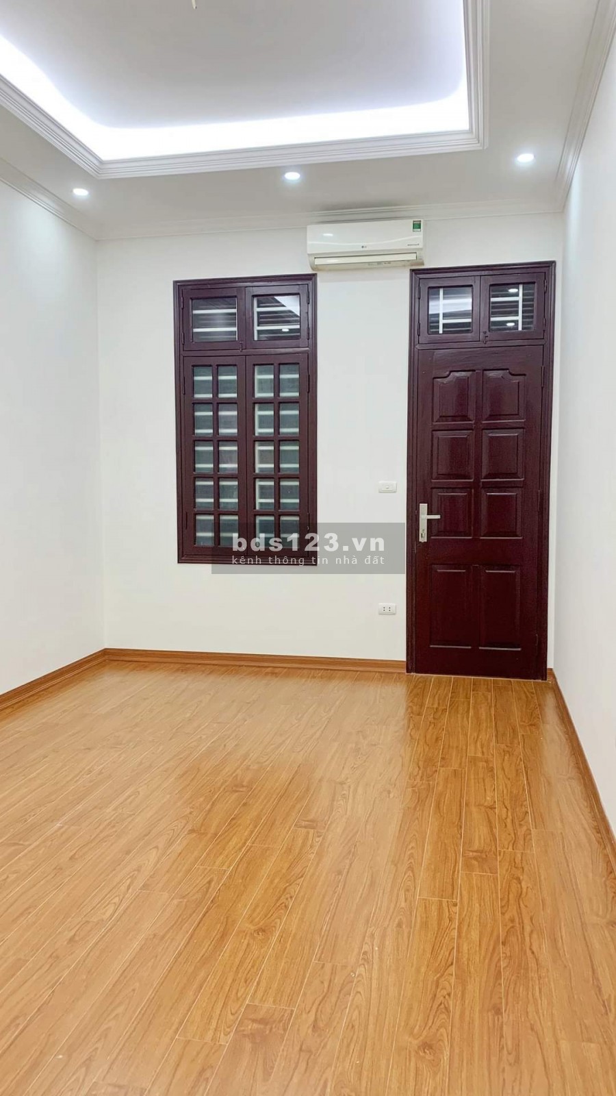 Nhà 5 tầng phân lô Hoàng Quốc Việt tiện kinh doanh 32m2, mt 3.4m chỉ 7.1 tỷ