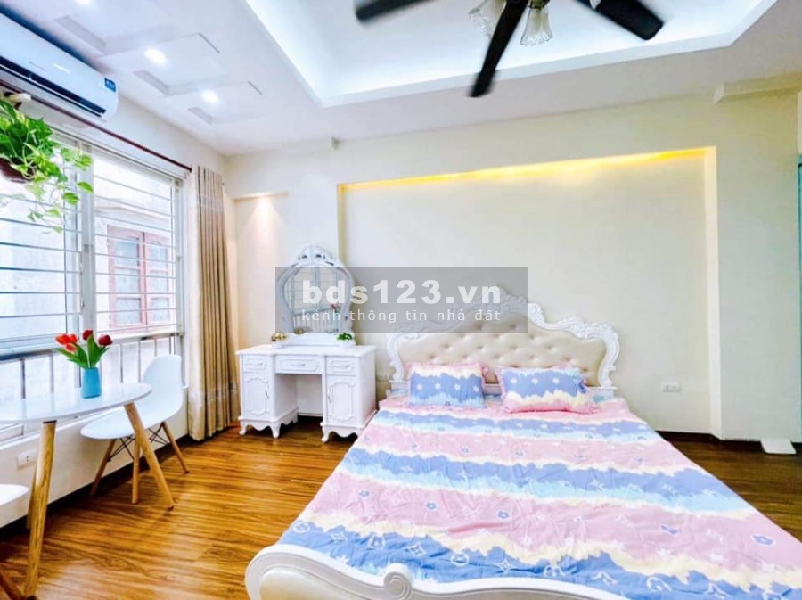 Bán nhà Cổ Nhuế, 5 tầng, dt 51m2 giá bán 4.4 tỷ, Thoáng sáng, ô tô qua cửa