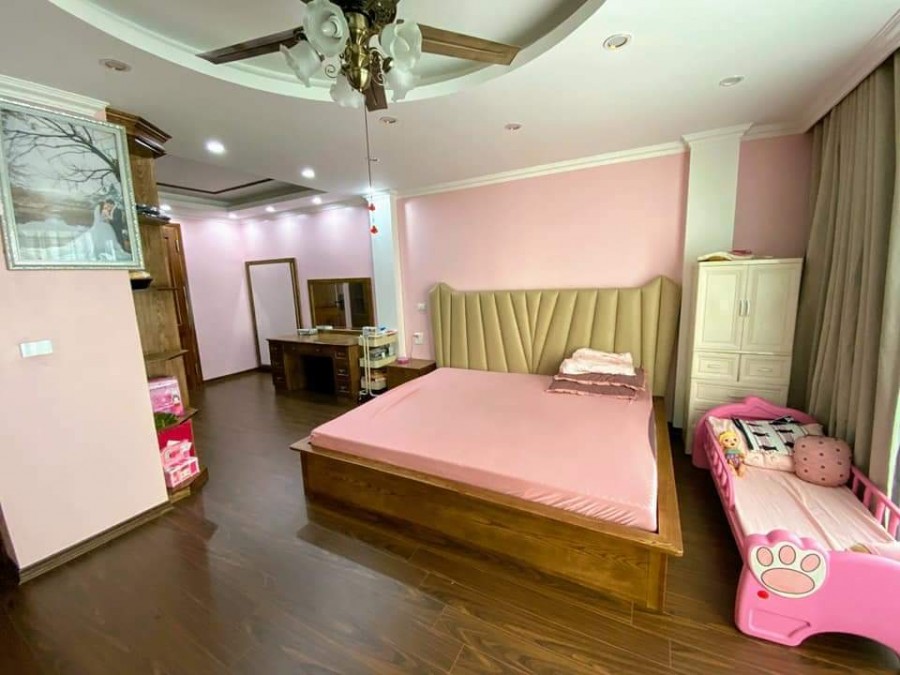 Mặt Phố - Nghi Tàm diện tích nhà 105m2 đúc 4 tầng, mặt tiền 7.5m, giá bán 26 tỷ
