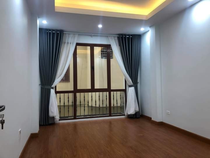 Cần bán nhà Lĩnh Nam 5 tầng đẹp ở được ngay, ô tô vào nhà,khu vực dân trí cao, an sinh tốt.