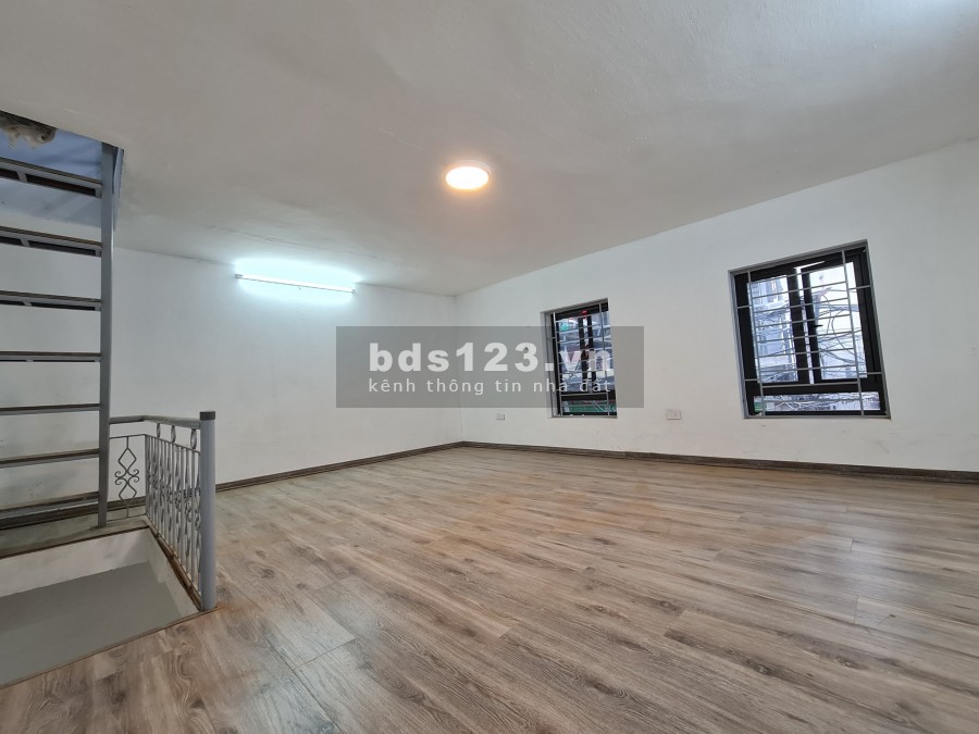 Bán nhà nguyên căn Minh Khai, dt 35m2 đúc 2,5 tầng, mặt tiền 5.5m, giá nhỉnh 2 tỷ