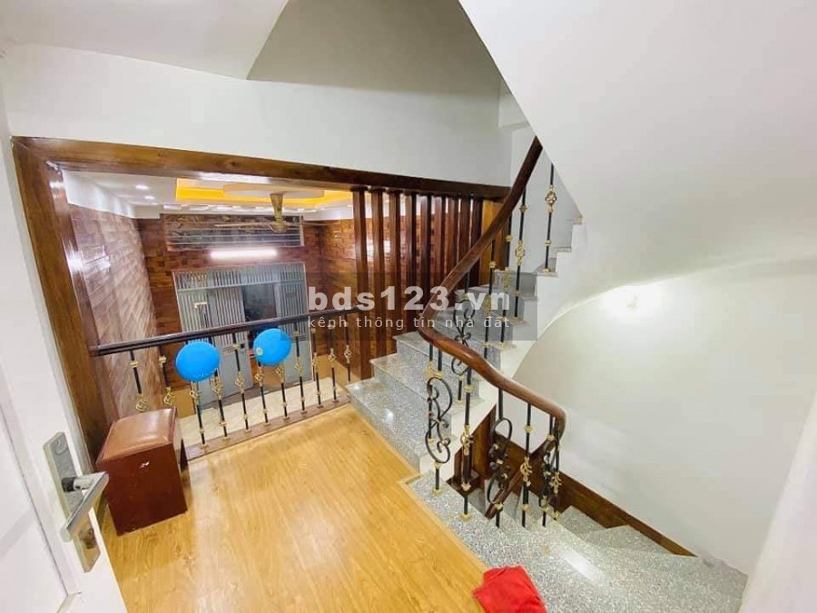 Bán nhà phố Minh Khai 51m2, từ tầng 2 là 55m2, 4 tầng đẹp, lô góc, còn 3.65 tỷ