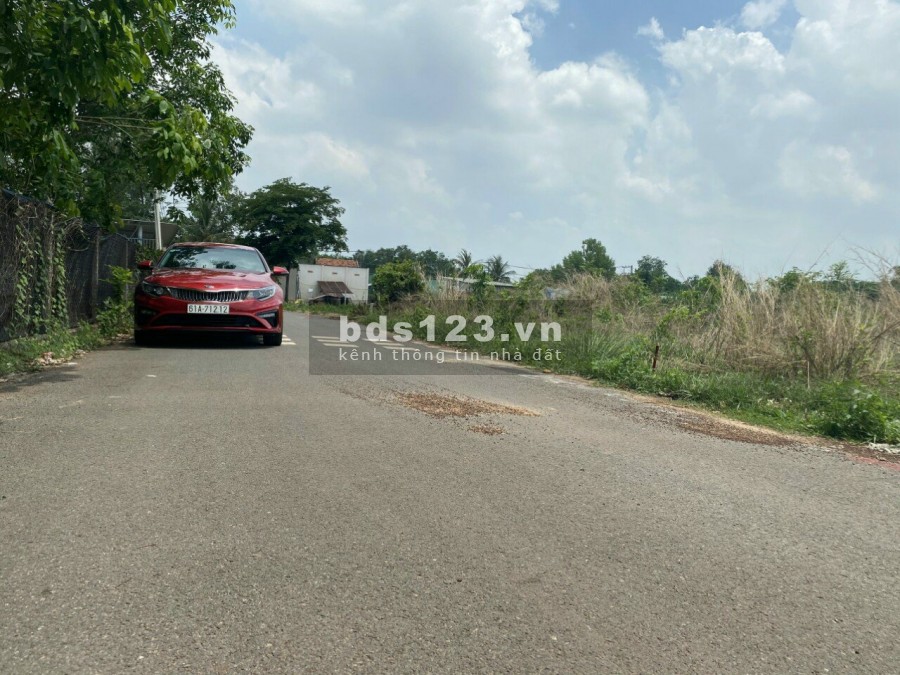 Gia đình tôi cần bán miếng đất diện tích rộng 1100m2 ngay vành đai becamex giá 968 triệu