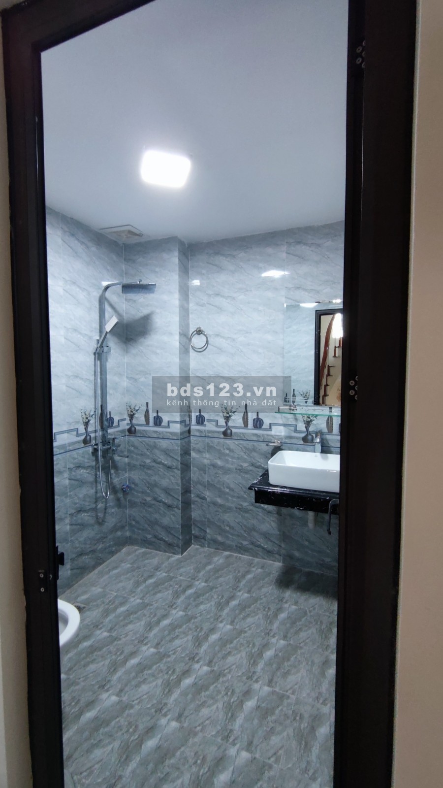 Chính chủ bán nhà 5 tầng tại Phú Diễn, hướng Đông Bắc gần trường, chợ