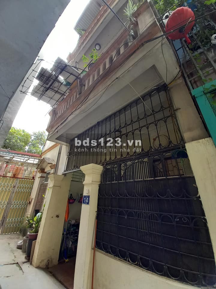 Bán nhà ngõ Hoàng Quốc Việt, Đầu Bưởi, dt 41m2, 3 tầng, mt 6.8m, giá 3.65 tỷ, lh 0975513371