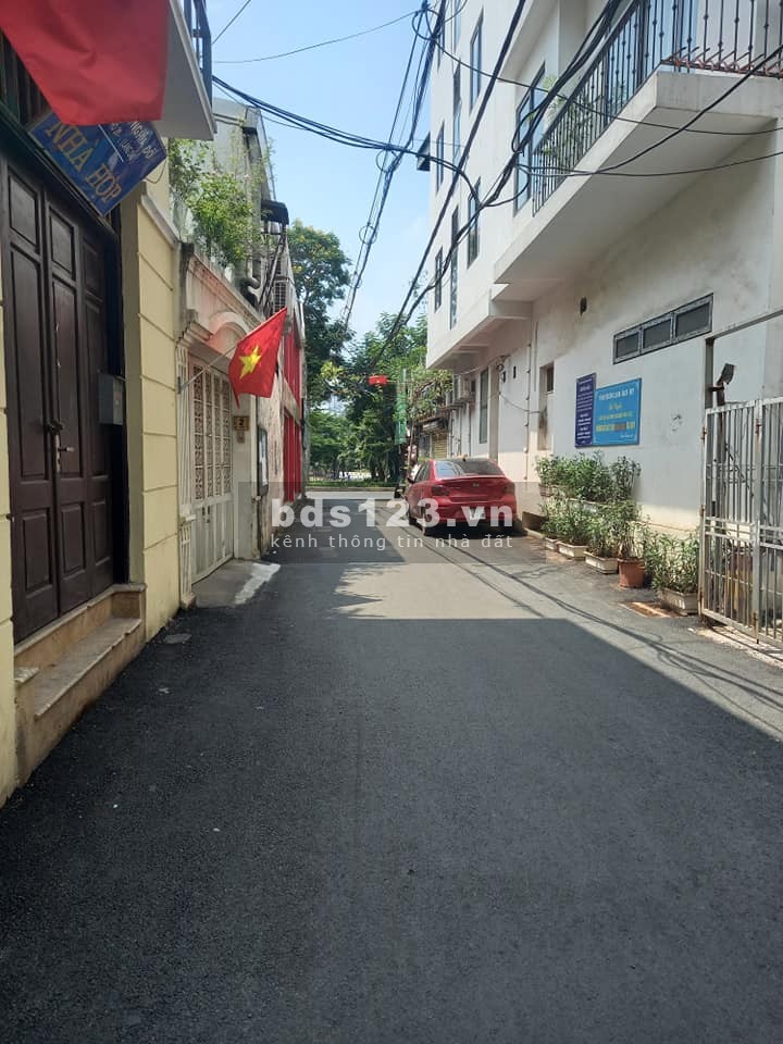 Bán nhà ngõ Hoàng Quốc Việt, Đầu Bưởi, dt 41m2, 3 tầng, mt 6.8m, giá 3.65 tỷ, lh 0975513371