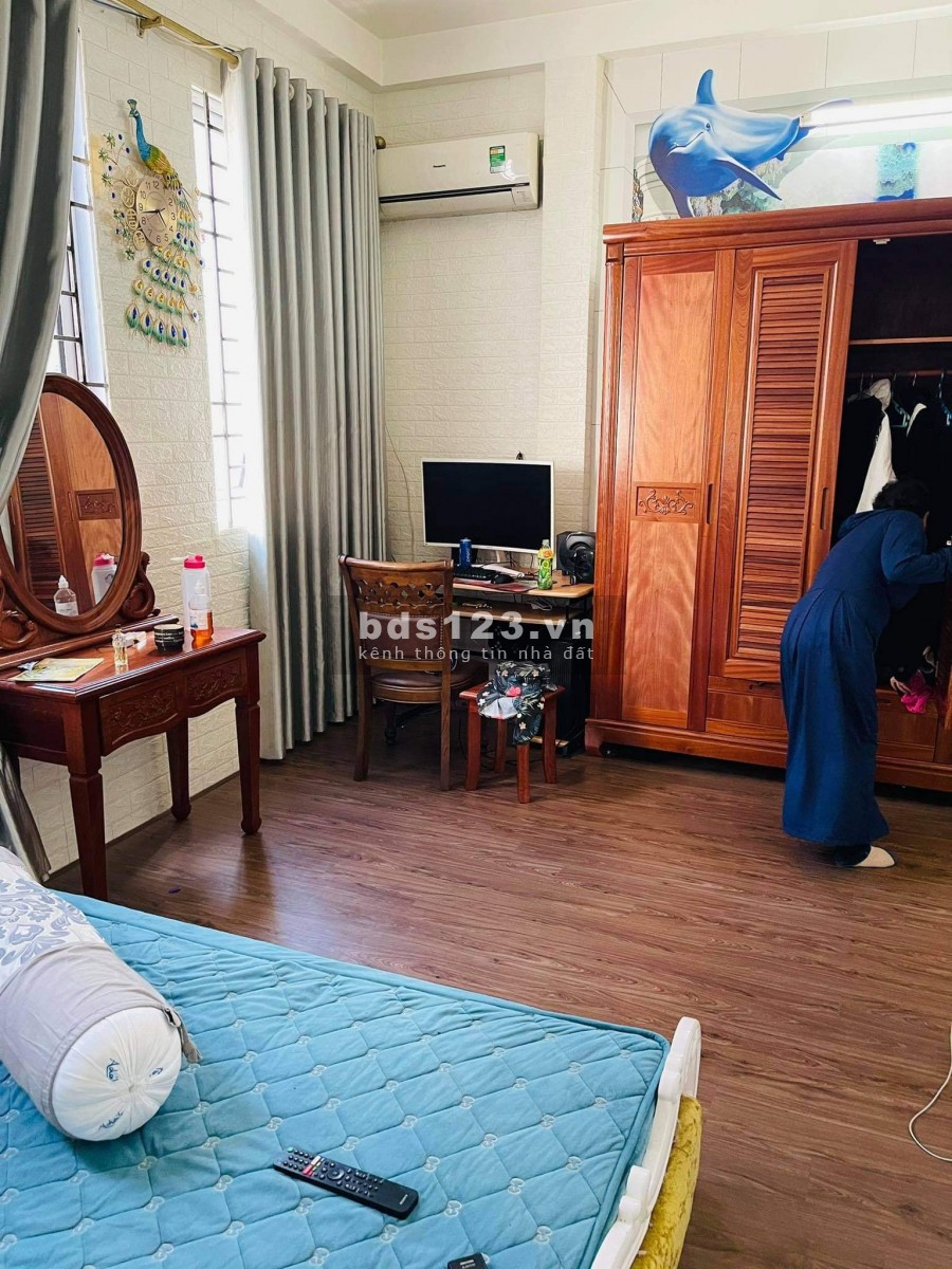 Gia chủ nhờ bán hộ nhà ở Lê Quang Đạo, diện tích 50m2, nhà 5 tầng, mặt tiền 4m.