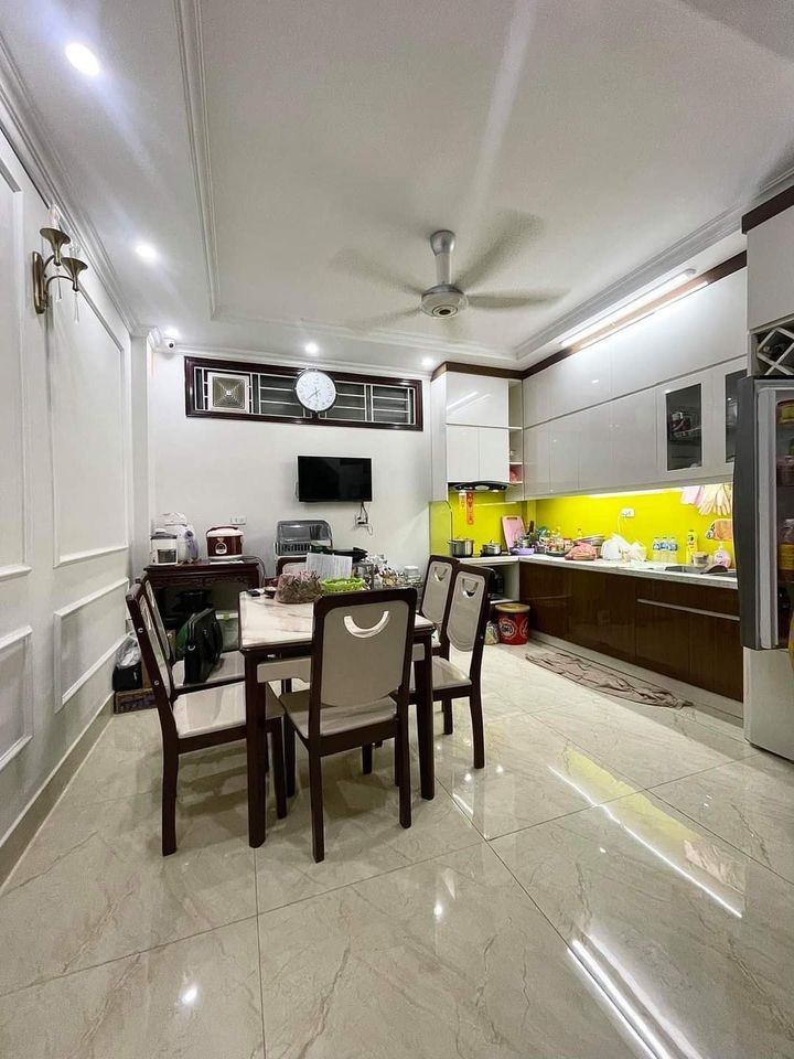 Cần bán nhà Lĩnh Nam 5 tầng đẹp ở được ngay, ô tô vào nhà,khu vực dân trí cao, an sinh tốt.